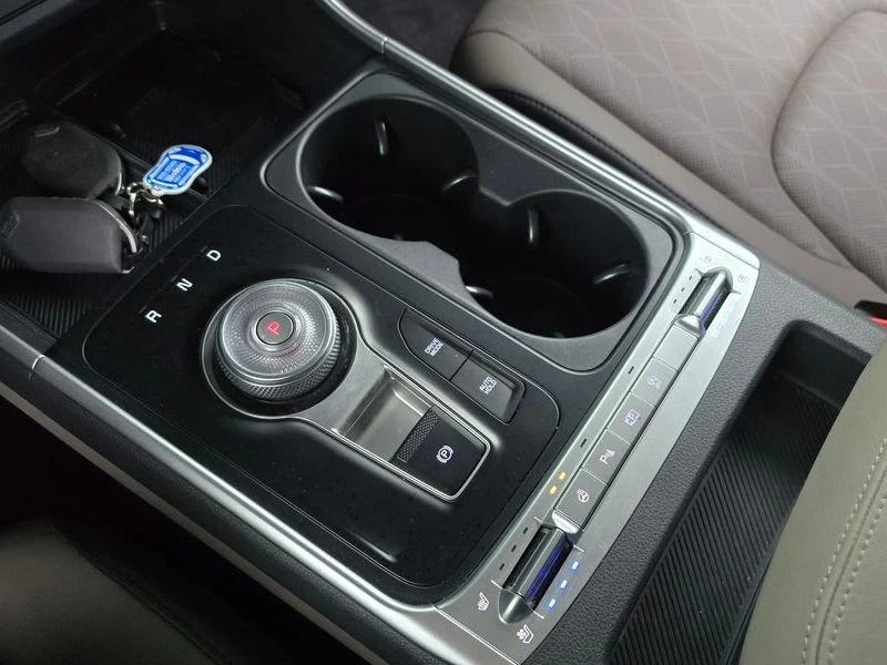Kia Carnival 2.2 202 hp Automatic, снимка 10 - Автомобили и джипове - 55477179
