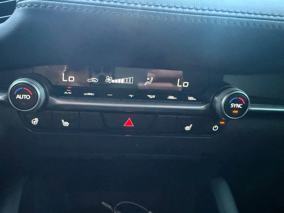Mazda 3  KEYLESS| LANE ASSIST | ФИКСИРАНА ЦЕНА ДО БЪЛГАРИЯ, снимка 9 - Автомобили и джипове - 55226171