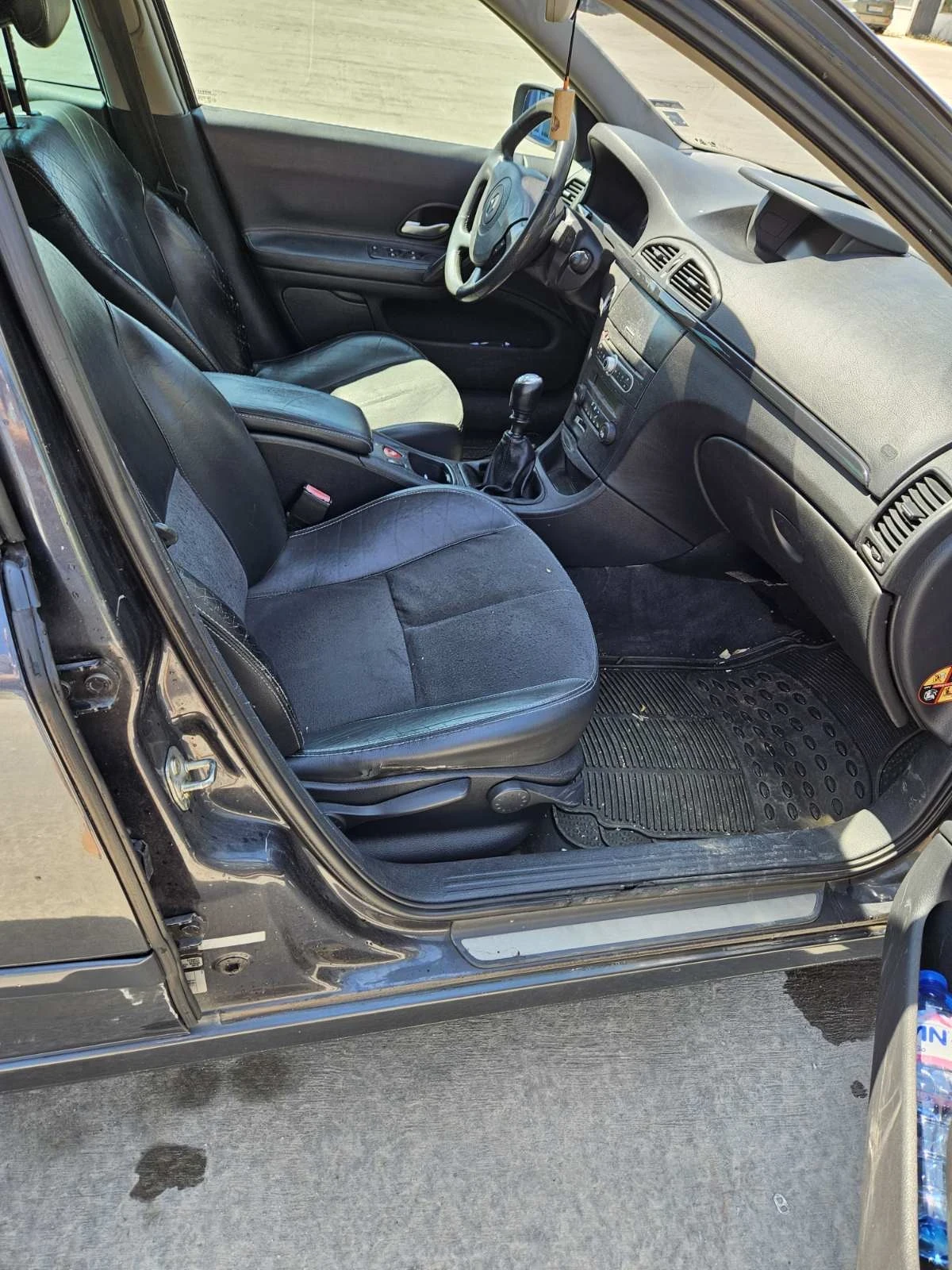 Renault Laguna 2.0 dci Grandtour, снимка 10 - Автомобили и джипове - 55617657