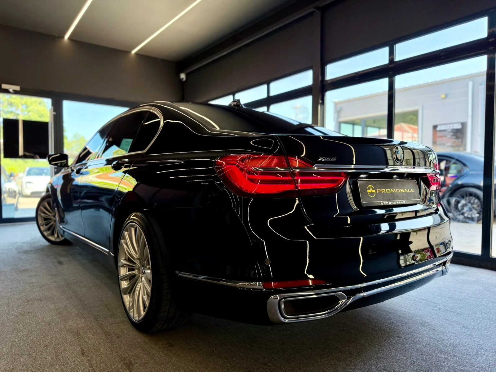 BMW 730 d* xDrive* FULL* B&W* HUD* TV* ЛИЗИНГ, снимка 4 - Автомобили и джипове - 55693975