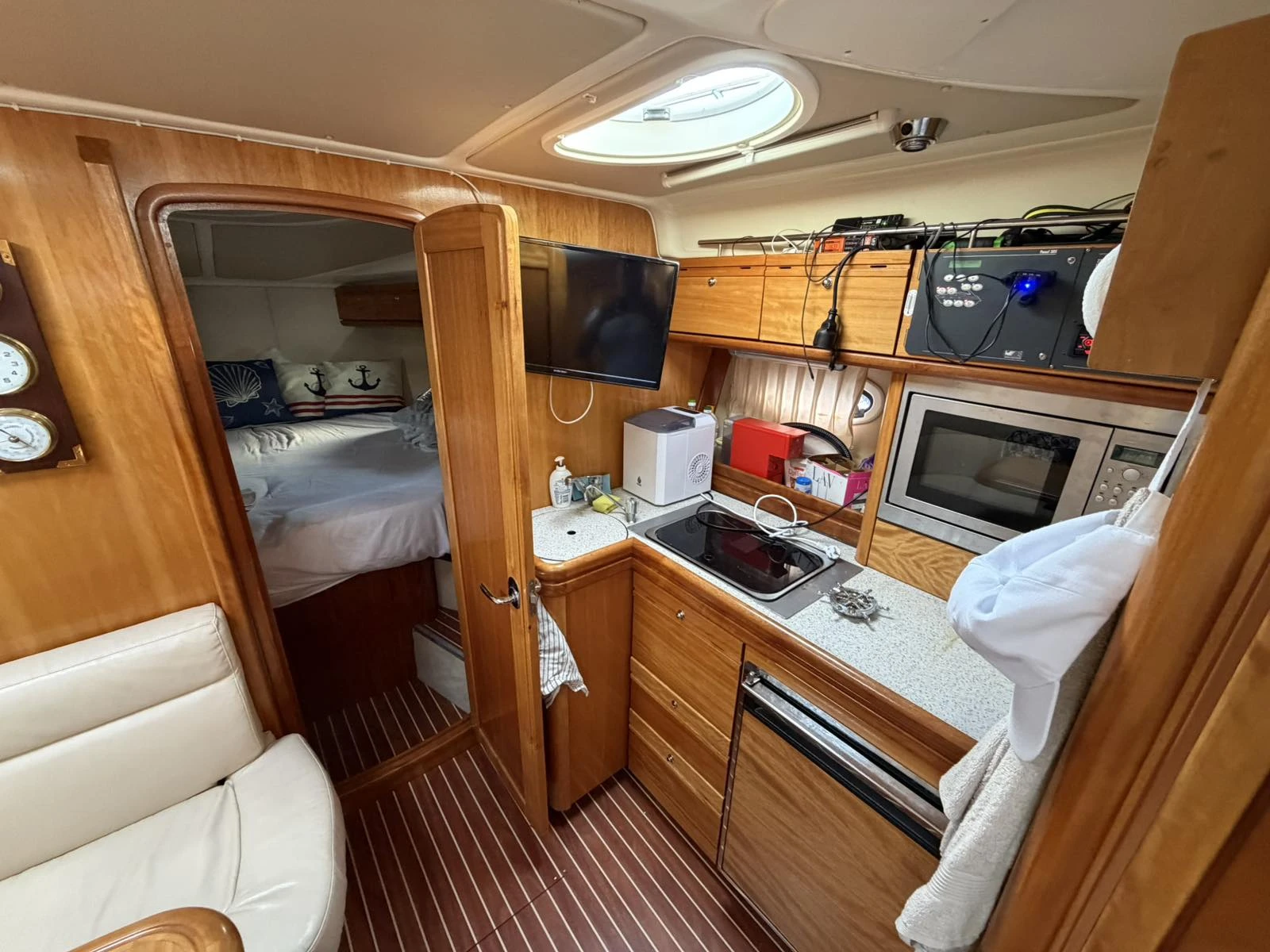 Моторна яхта Bavaria 33 sport, снимка 11 - Воден транспорт - 55943095