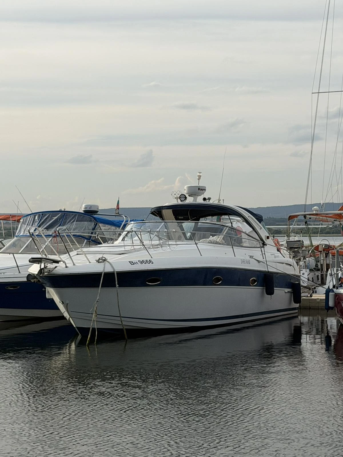 Моторна яхта Bavaria 33 sport