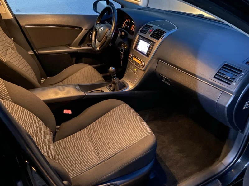 Toyota Avensis 2.2 D-4D, снимка 13 - Автомобили и джипове - 51683749