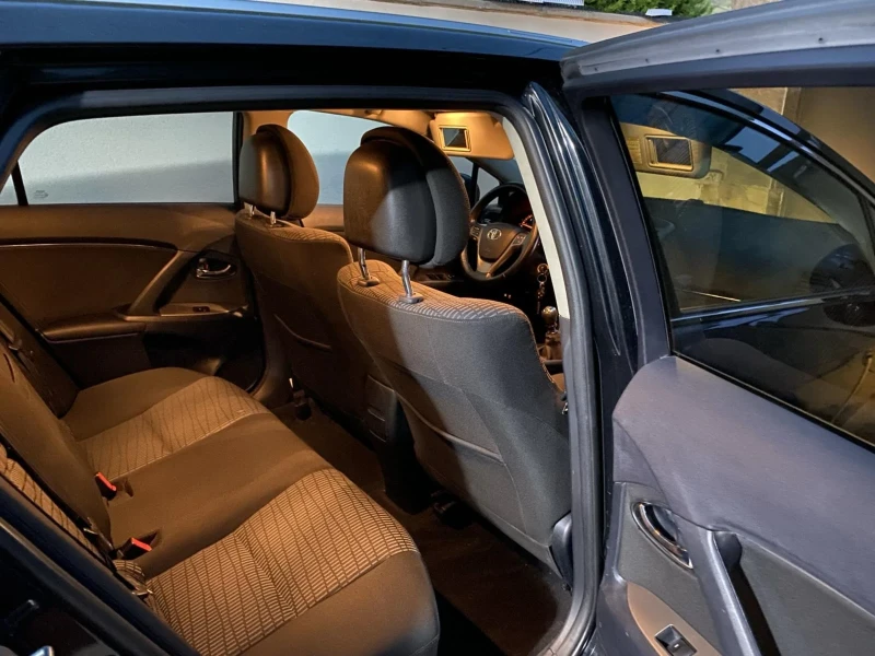 Toyota Avensis 2.2 D-4D, снимка 12 - Автомобили и джипове - 51683749