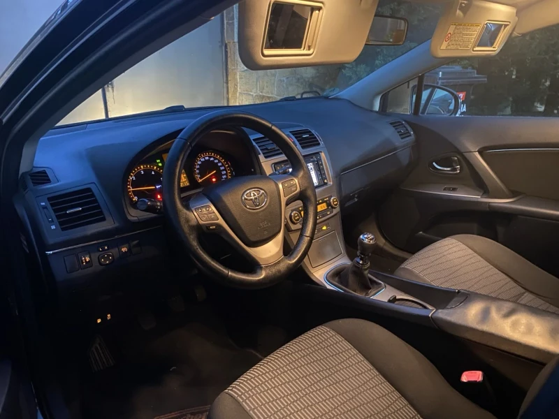 Toyota Avensis 2.2 D-4D, снимка 8 - Автомобили и джипове - 51683749
