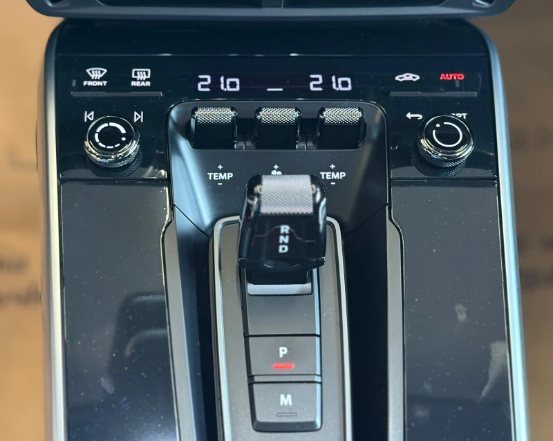 Porsche 911 TurboS* Carbon* Ceramic* Лизинг* Обдух* Chrono* Bo, снимка 12 - Автомобили и джипове - 52089890