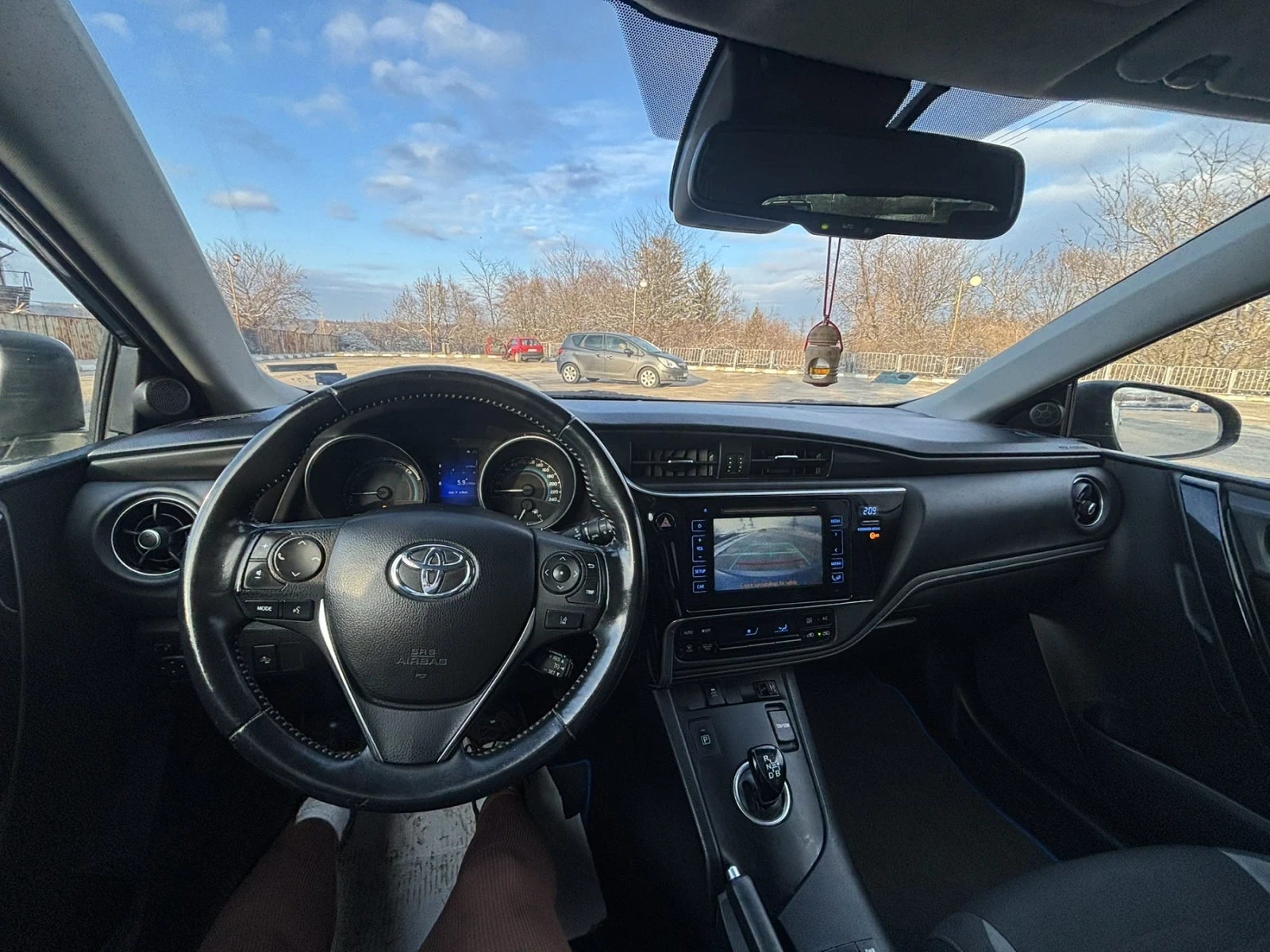 Toyota Auris с нова батерия, снимка 4 - Автомобили и джипове - 53697561