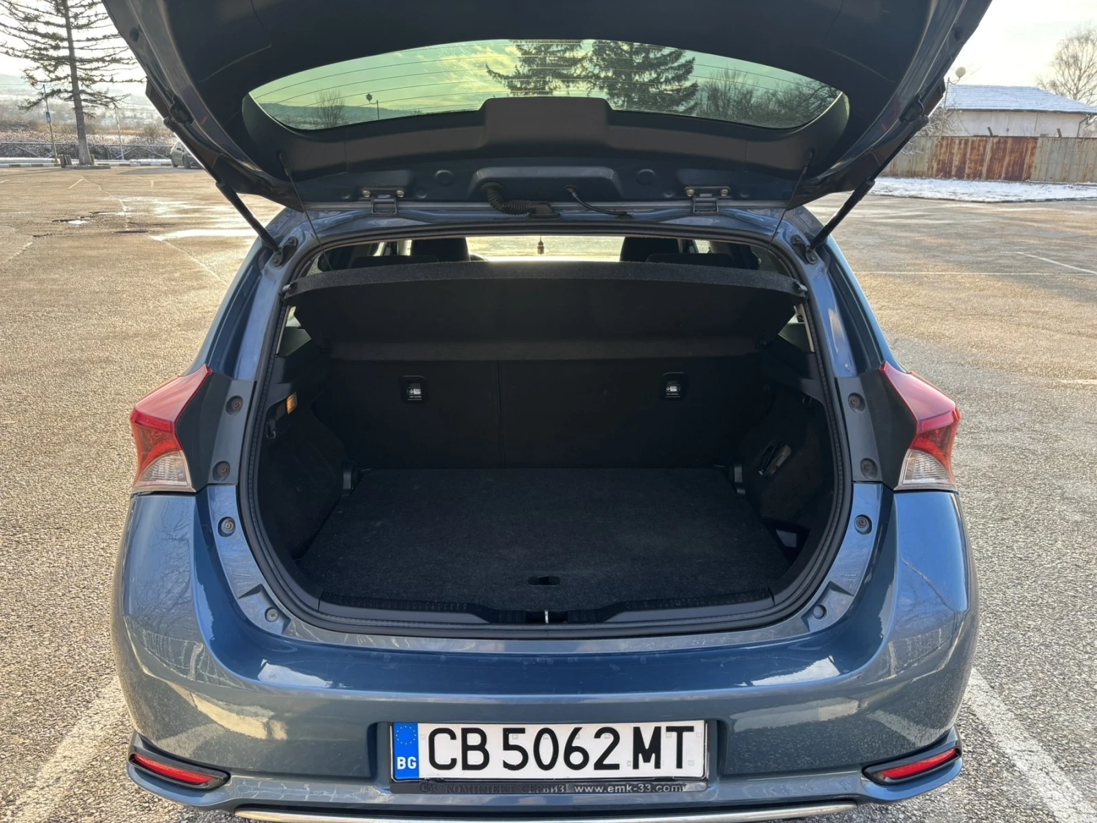 Toyota Auris с нова батерия, снимка 5 - Автомобили и джипове - 53697561