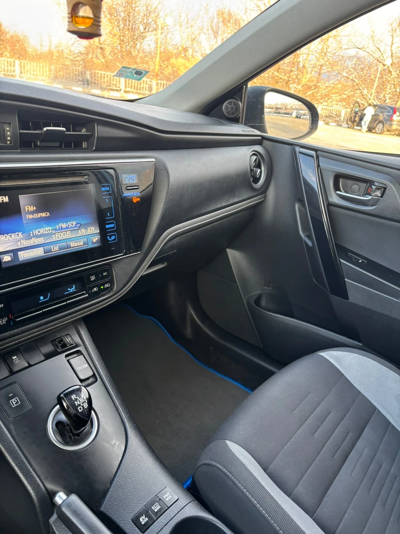 Toyota Auris с нова батерия, снимка 8 - Автомобили и джипове - 53697561