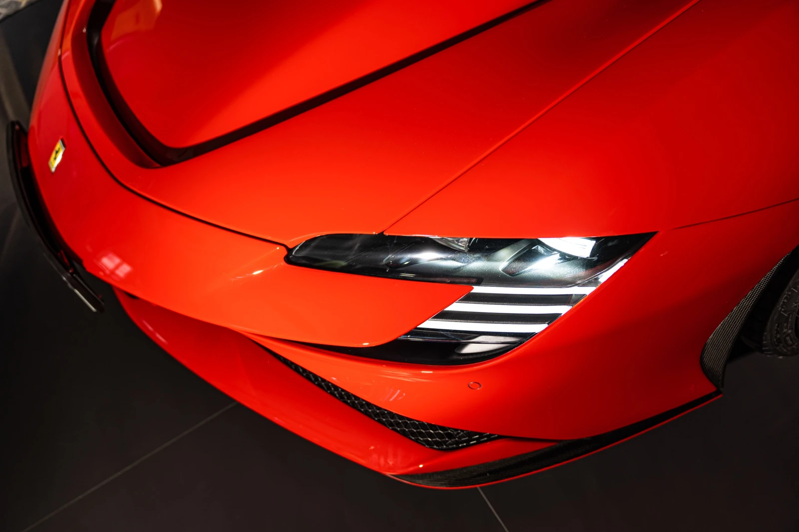 Ferrari SF 90 Spider - RED Carbon/Assetto Fiorano/, снимка 2 - Автомобили и джипове - 54167153