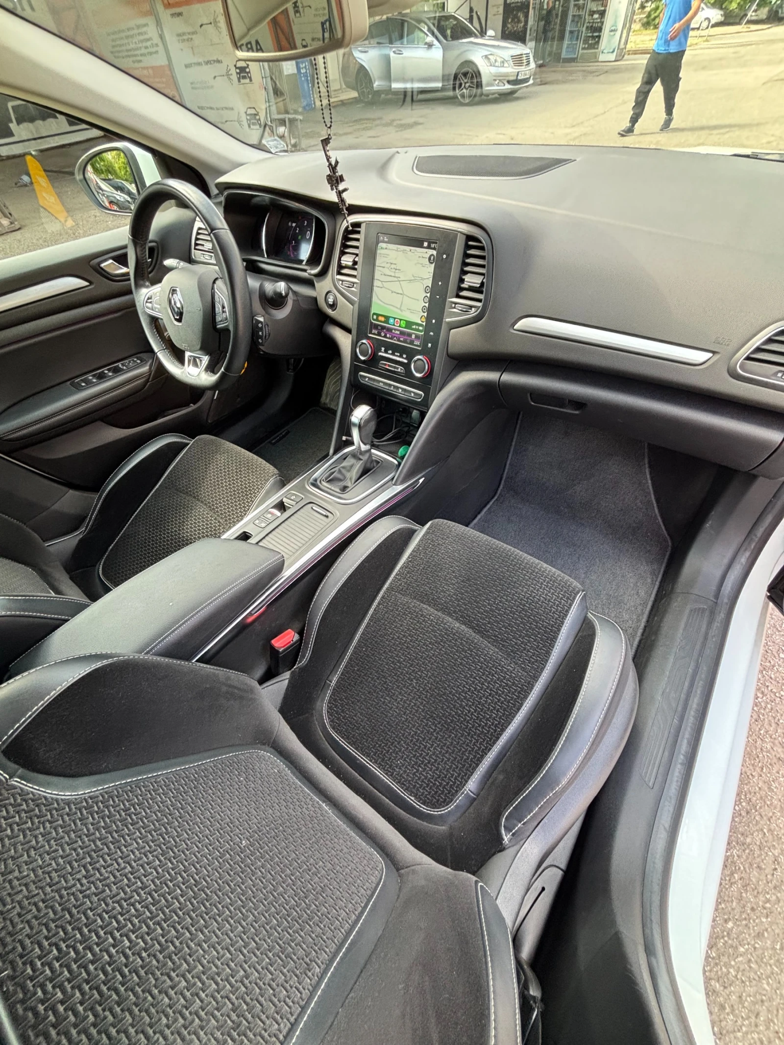 Renault Megane 1.3 TCE Intens, снимка 8 - Автомобили и джипове - 54946141