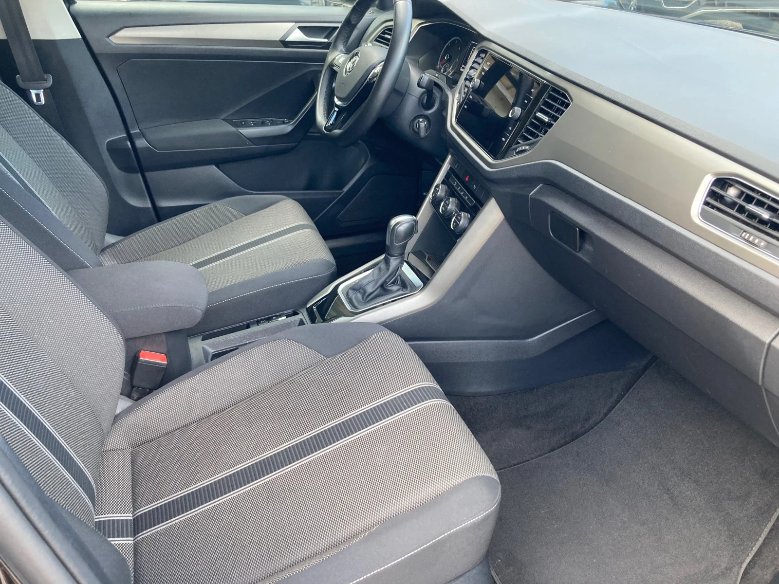 VW T-Roc 2.0TDI 2021Г AVTOMAT Distr LED Assist - изображение 9