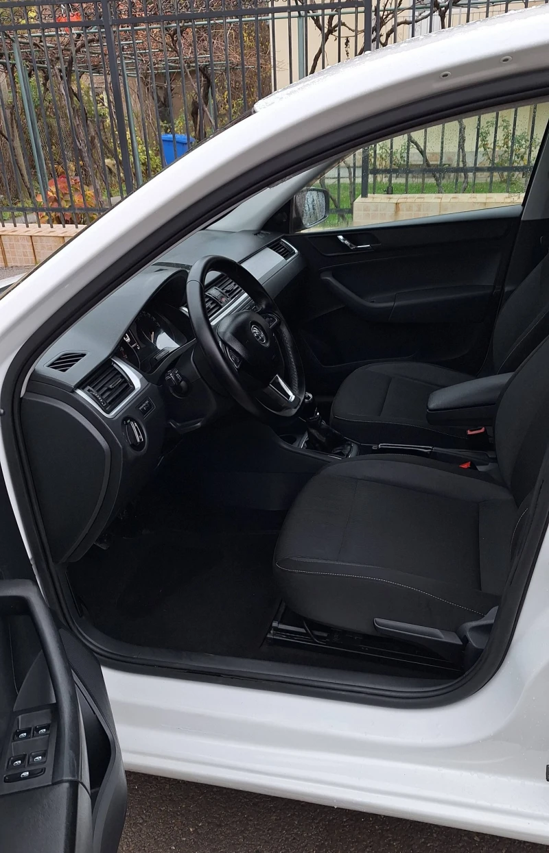 Skoda Rapid Седан 2016г. EURO6 1.6tdi 115кс , снимка 6 - Автомобили и джипове - 53037896