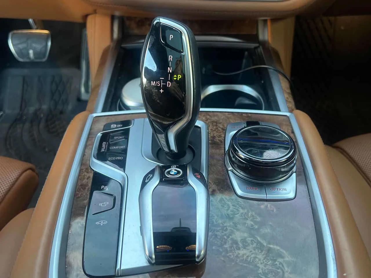 BMW 750 i xDrive/360/HUD/ПАНОРАМА/ОБДУХВАНЕ/HARMAN KARDON - изображение 10