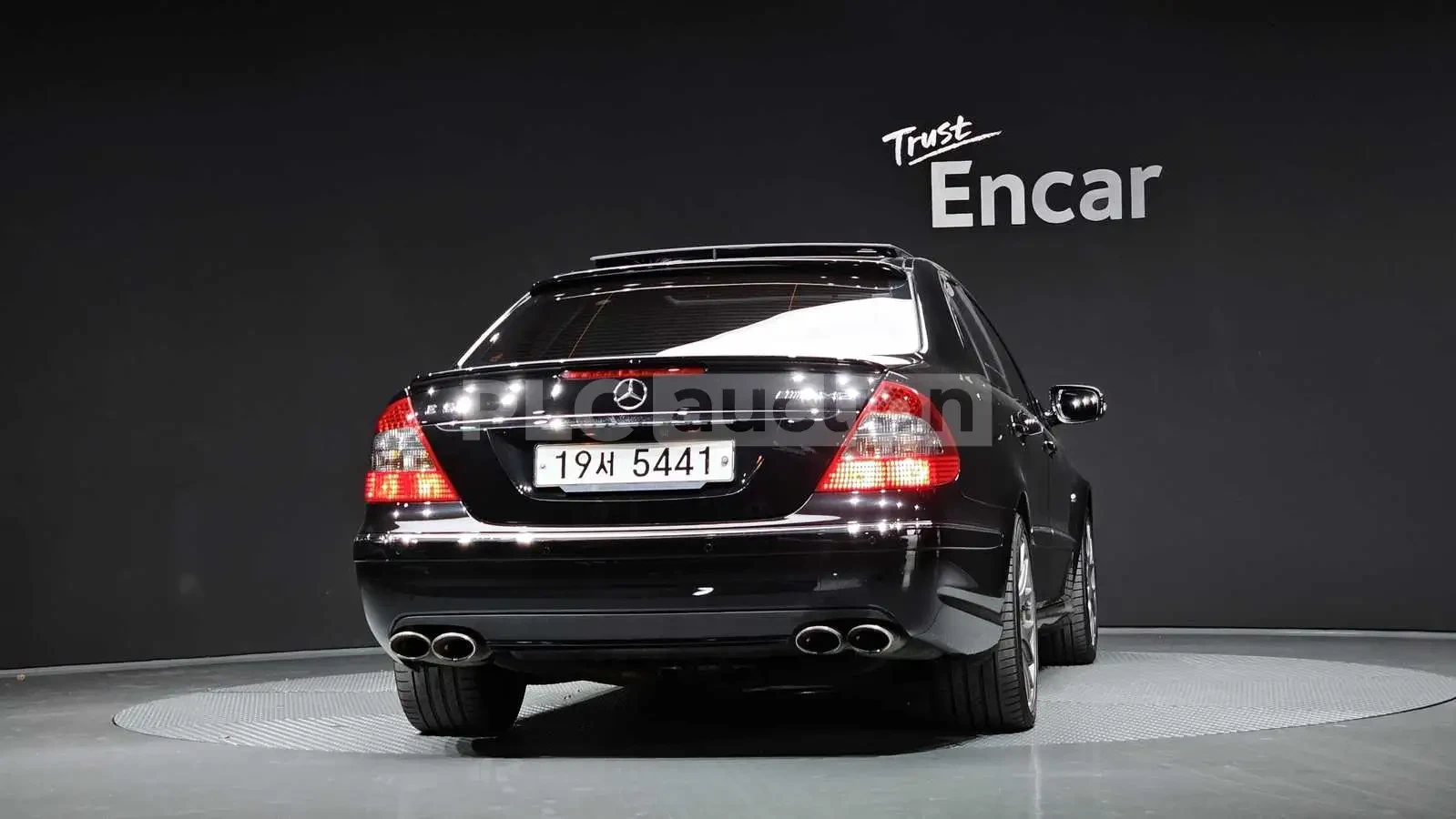 Mercedes-Benz E 63 AMG * ПАНОРАМА * KEYLESS * Harman Kardon, снимка 4 - Автомобили и джипове - 54259870