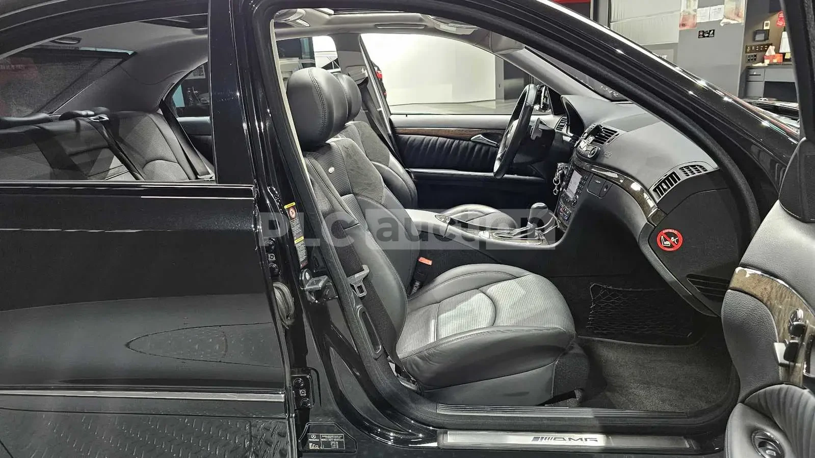 Mercedes-Benz E 63 AMG * ПАНОРАМА * KEYLESS * Harman Kardon, снимка 10 - Автомобили и джипове - 54259870