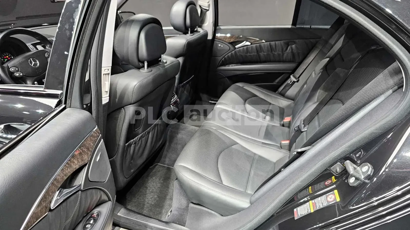 Mercedes-Benz E 63 AMG * ПАНОРАМА * KEYLESS * Harman Kardon, снимка 12 - Автомобили и джипове - 54259870