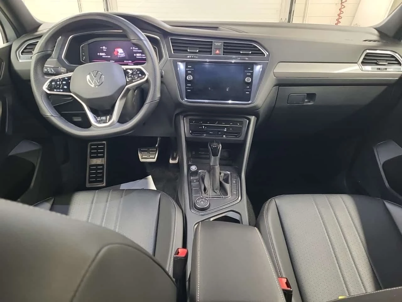 VW Tiguan R LINE BLACK EDITION| PANO| AMBIENT| 2 КЛЮЧА| , снимка 11 - Автомобили и джипове - 53972125