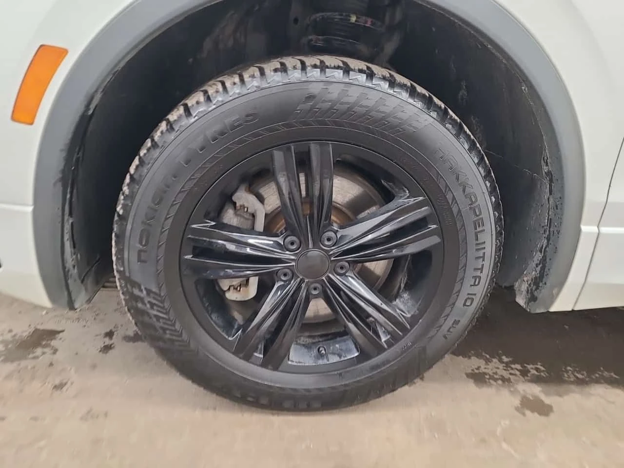 VW Tiguan R LINE BLACK EDITION| PANO| AMBIENT| 2 КЛЮЧА| , снимка 5 - Автомобили и джипове - 53972125