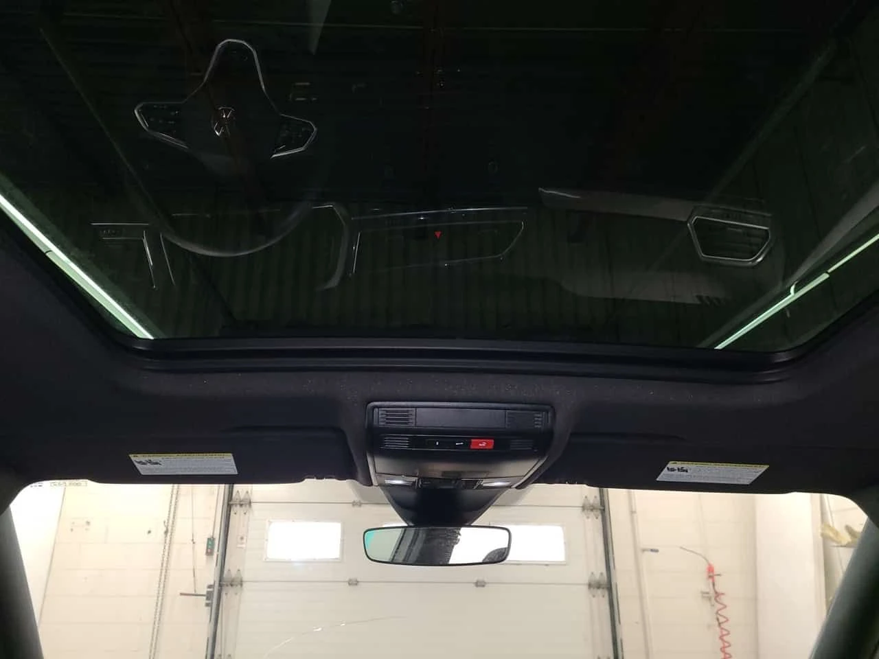 VW Tiguan R LINE BLACK EDITION| PANO| AMBIENT| 2 КЛЮЧА| , снимка 13 - Автомобили и джипове - 53972125