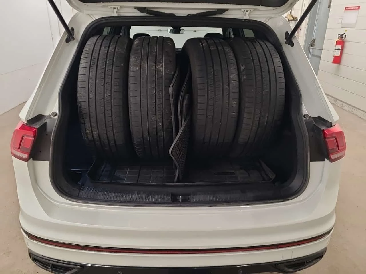 VW Tiguan R LINE BLACK EDITION| PANO| AMBIENT| 2 КЛЮЧА| , снимка 8 - Автомобили и джипове - 53972125