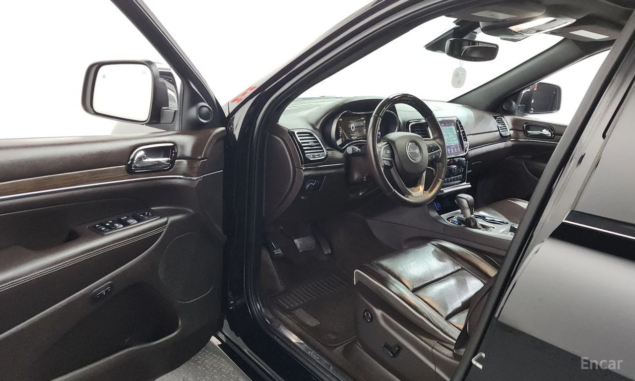 Jeep Grand cherokee 3.6* V6* 8ZF* OVERLAND* ДИСТРОНИК* ОБДУХВАНЕ* КАМЕ, снимка 5 - Автомобили и джипове - 55390534