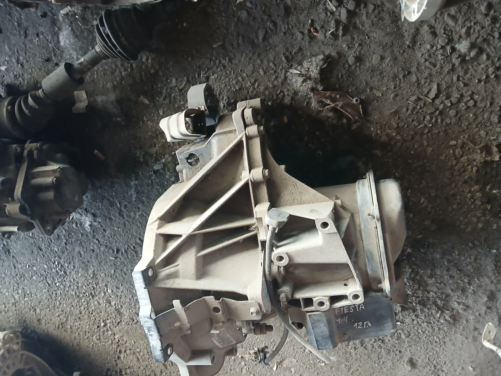 8A6R 7002 JA скорости ръчни Ford Fiesta MK7, снимка 4 - Части - 55232126