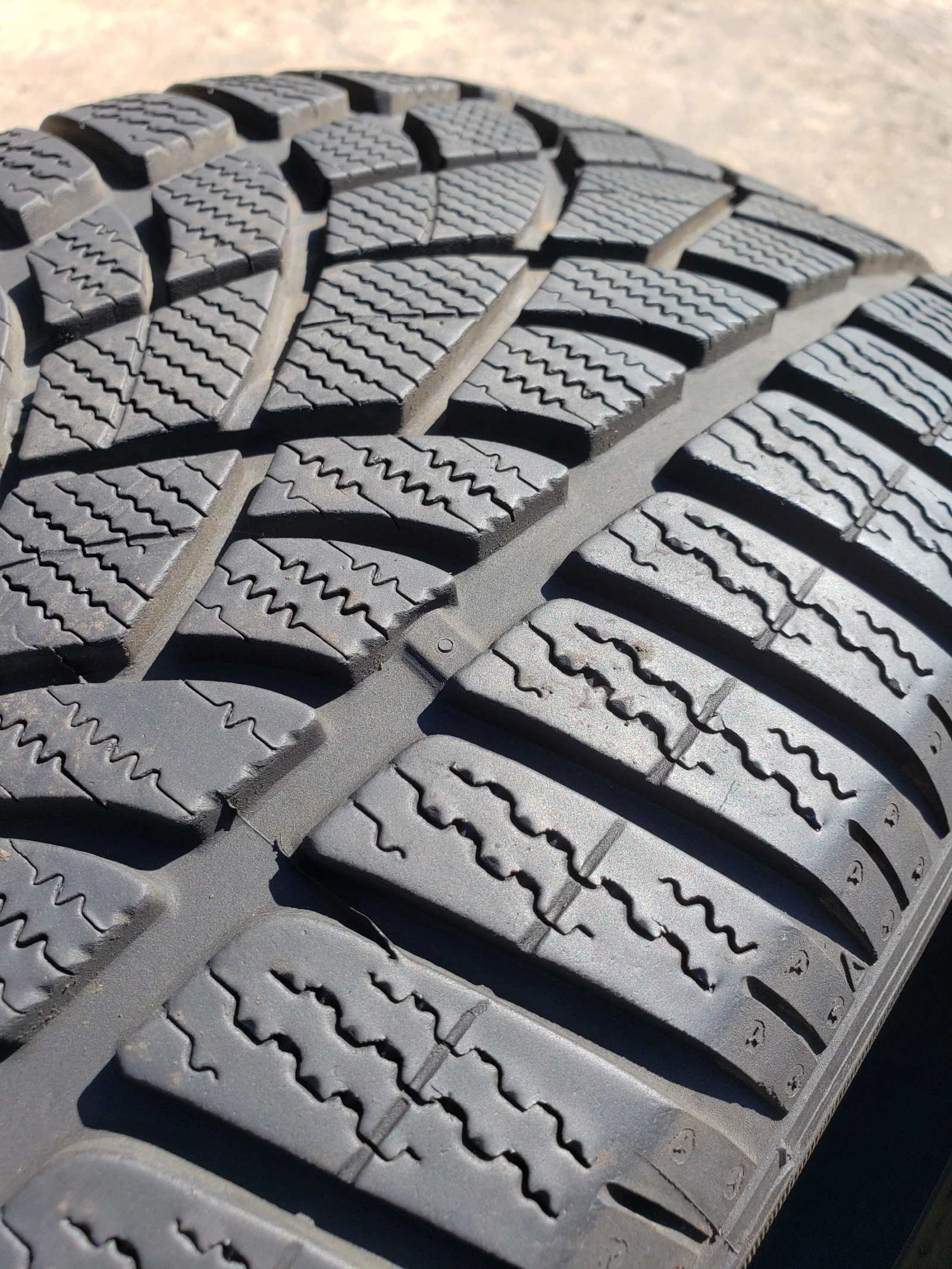 Гуми Зимни 245/45R19, снимка 5 - Гуми и джанти - 56006987