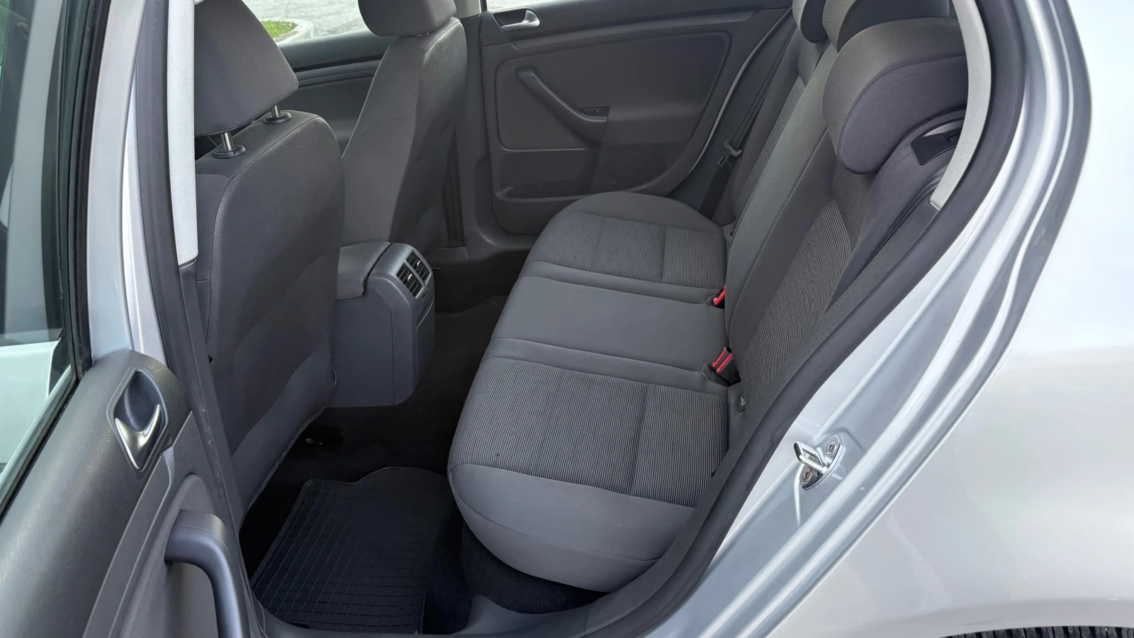 VW Golf 1.9tdi AVTOMAT, снимка 15 - Автомобили и джипове - 54512465