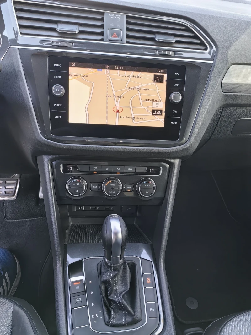 VW Tiguan R-Line. Leed, Digital, снимка 9 - Автомобили и джипове - 47755991