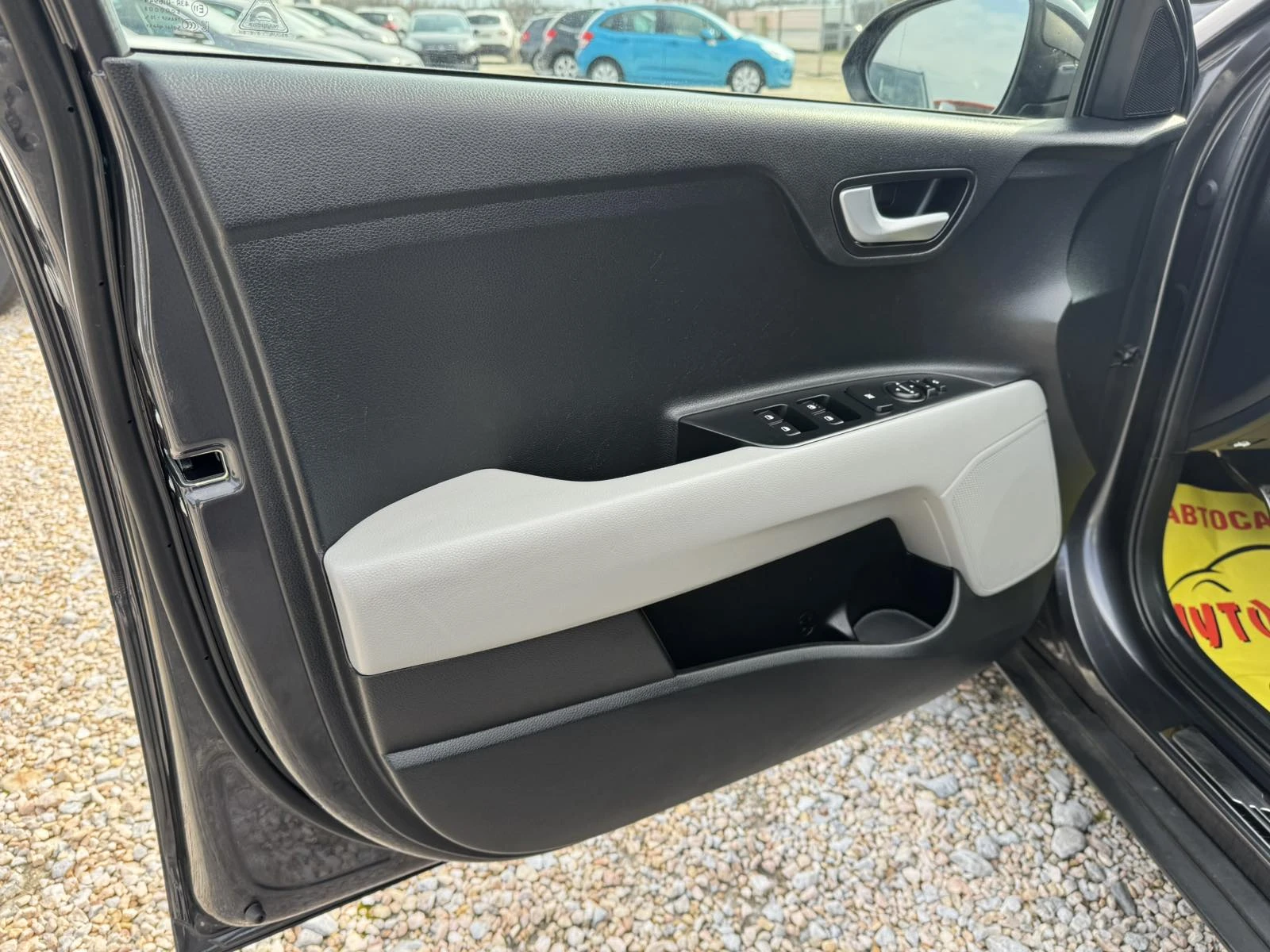 Kia Stonic 1.6CRDI, снимка 11 - Автомобили и джипове - 53715273