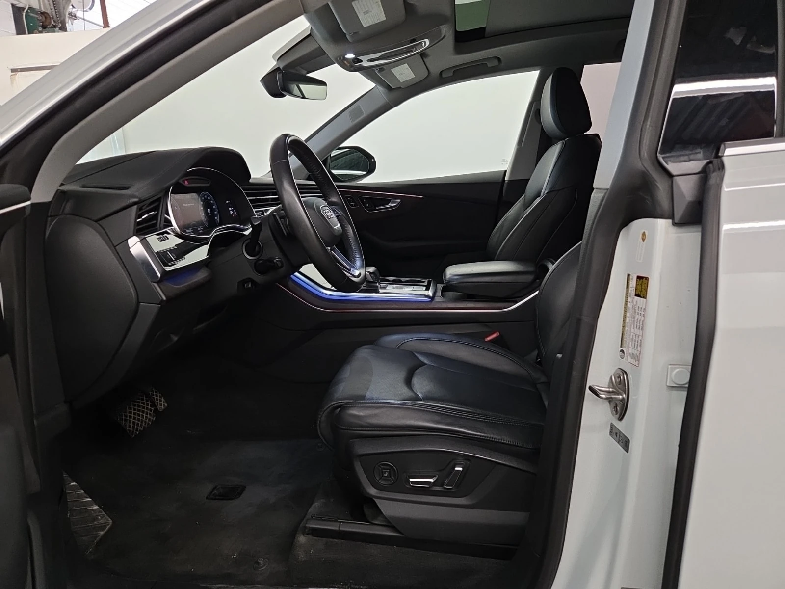 Audi Q8  TECHNIK / DISTRONIC / 360 / PANORAMA , снимка 9 - Автомобили и джипове - 56079849