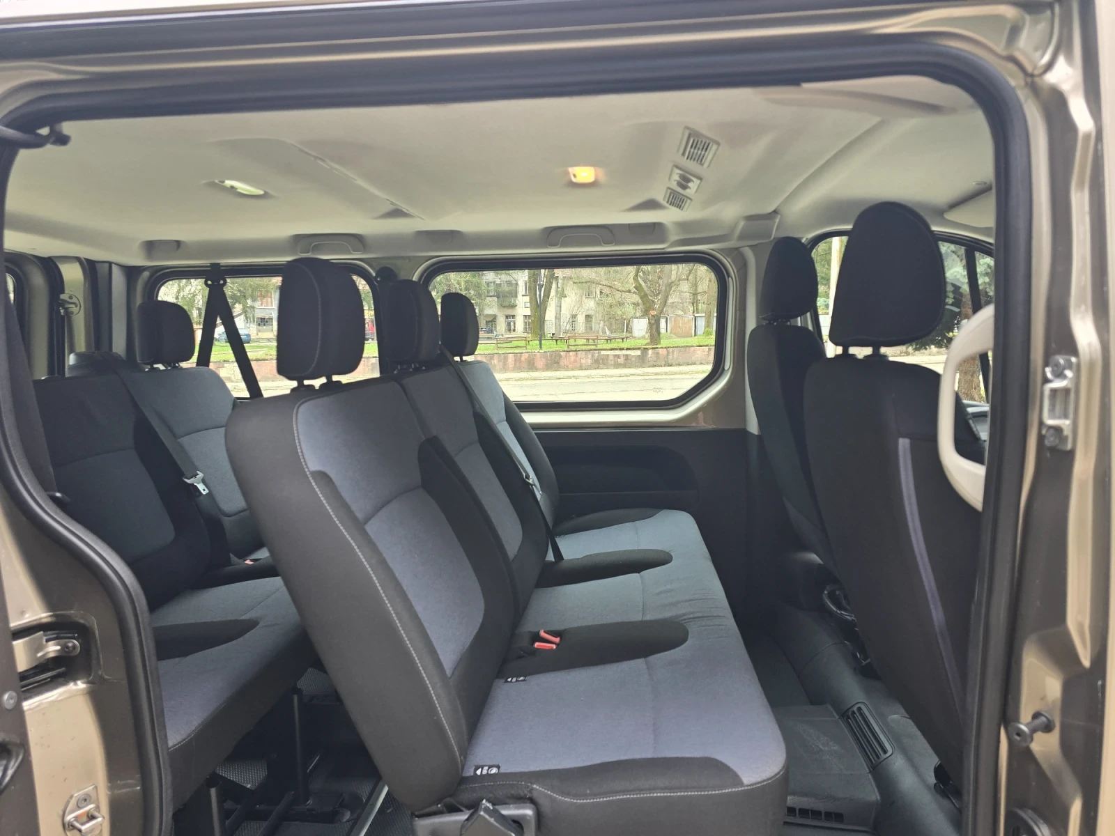 Opel Vivaro 1.6cdi 140к.с. 8 места ШВЕЙЦАРИЯ , снимка 12 - Бусове и автобуси - 54150126