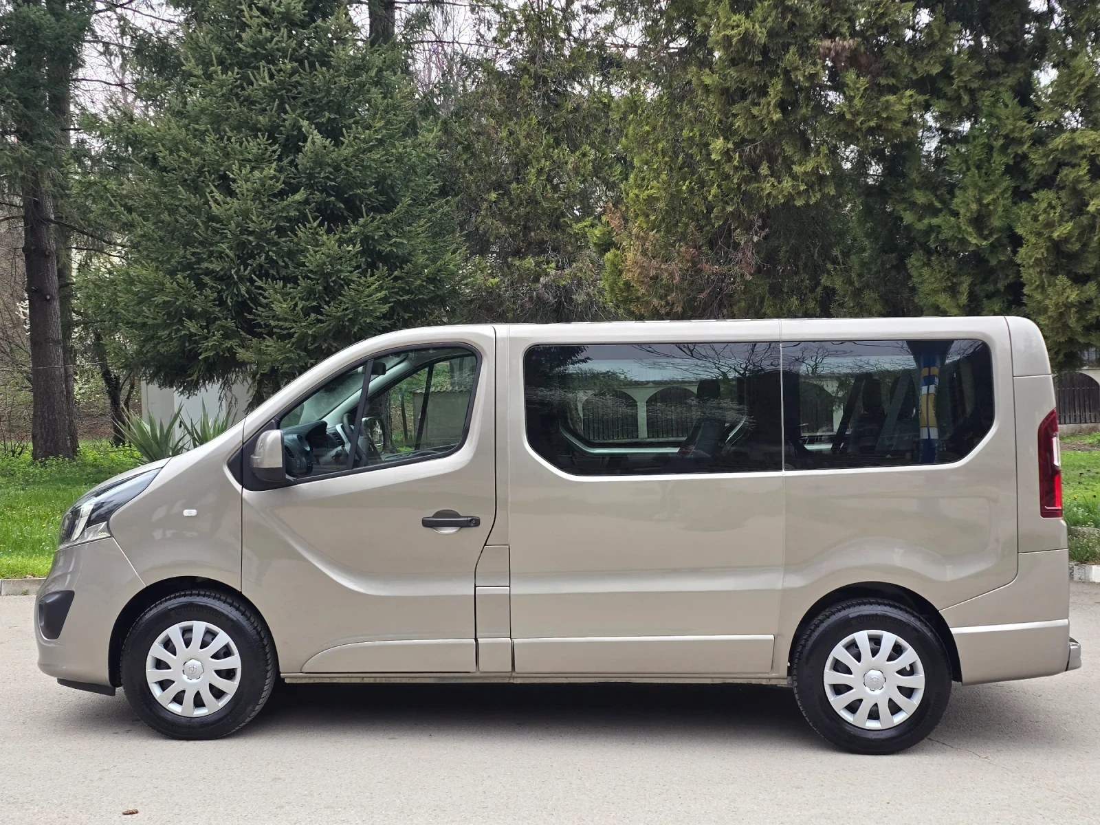 Opel Vivaro 1.6cdi 140к.с. 8 места ШВЕЙЦАРИЯ , снимка 8 - Бусове и автобуси - 54150126
