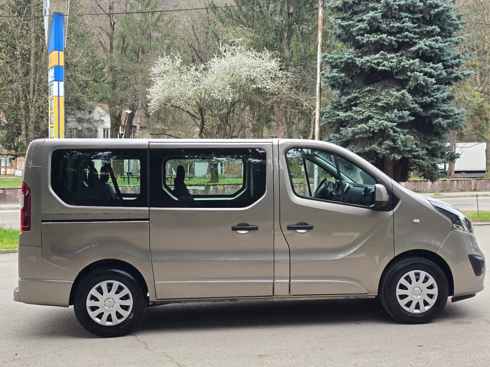 Opel Vivaro 1.6cdi 140к.с. 8 места ШВЕЙЦАРИЯ , снимка 4 - Бусове и автобуси - 54150126