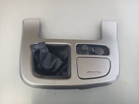 Пепелник,лайсна около скоростен лост Киа Карнивал 