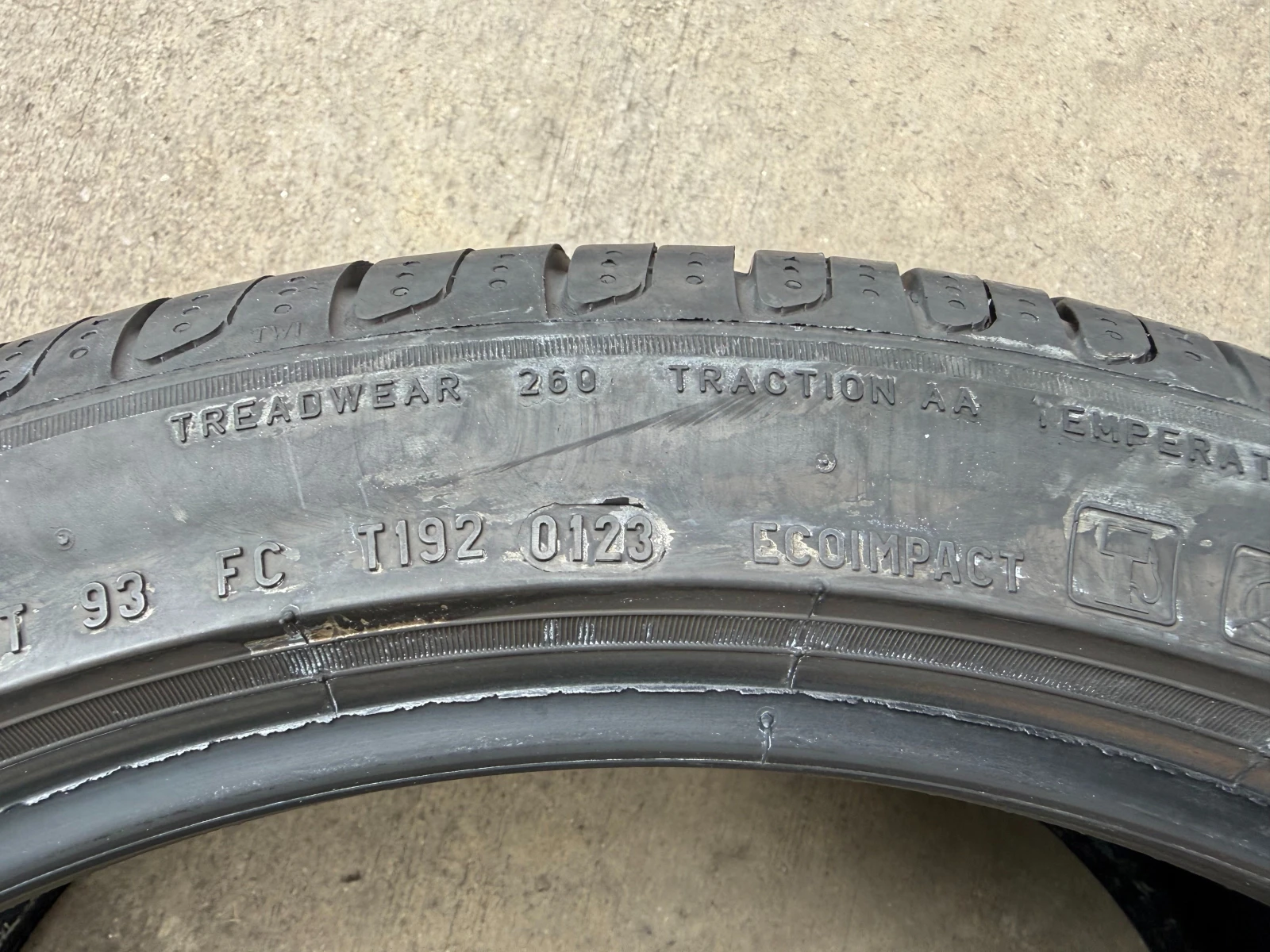 Гуми Летни 235/40R19, снимка 5 - Гуми и джанти - 56277719