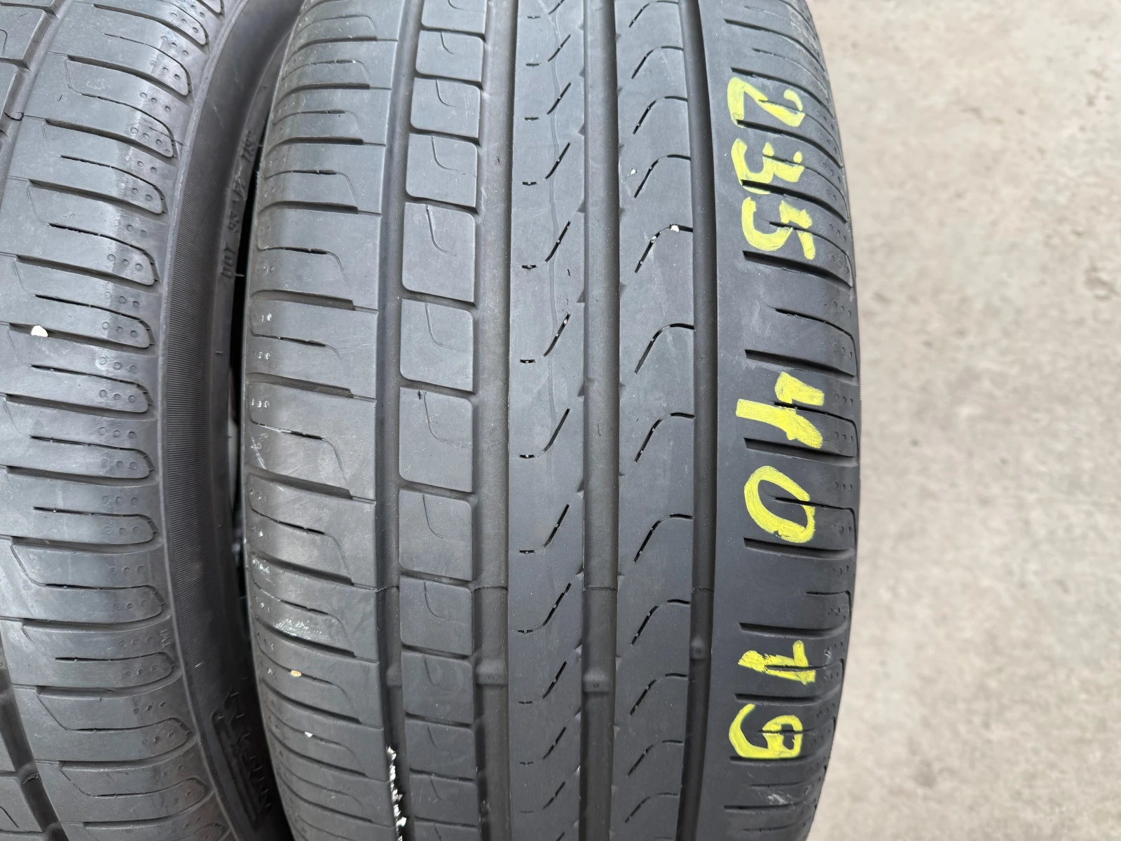 Гуми Летни 235/40R19, снимка 2 - Гуми и джанти - 56277719