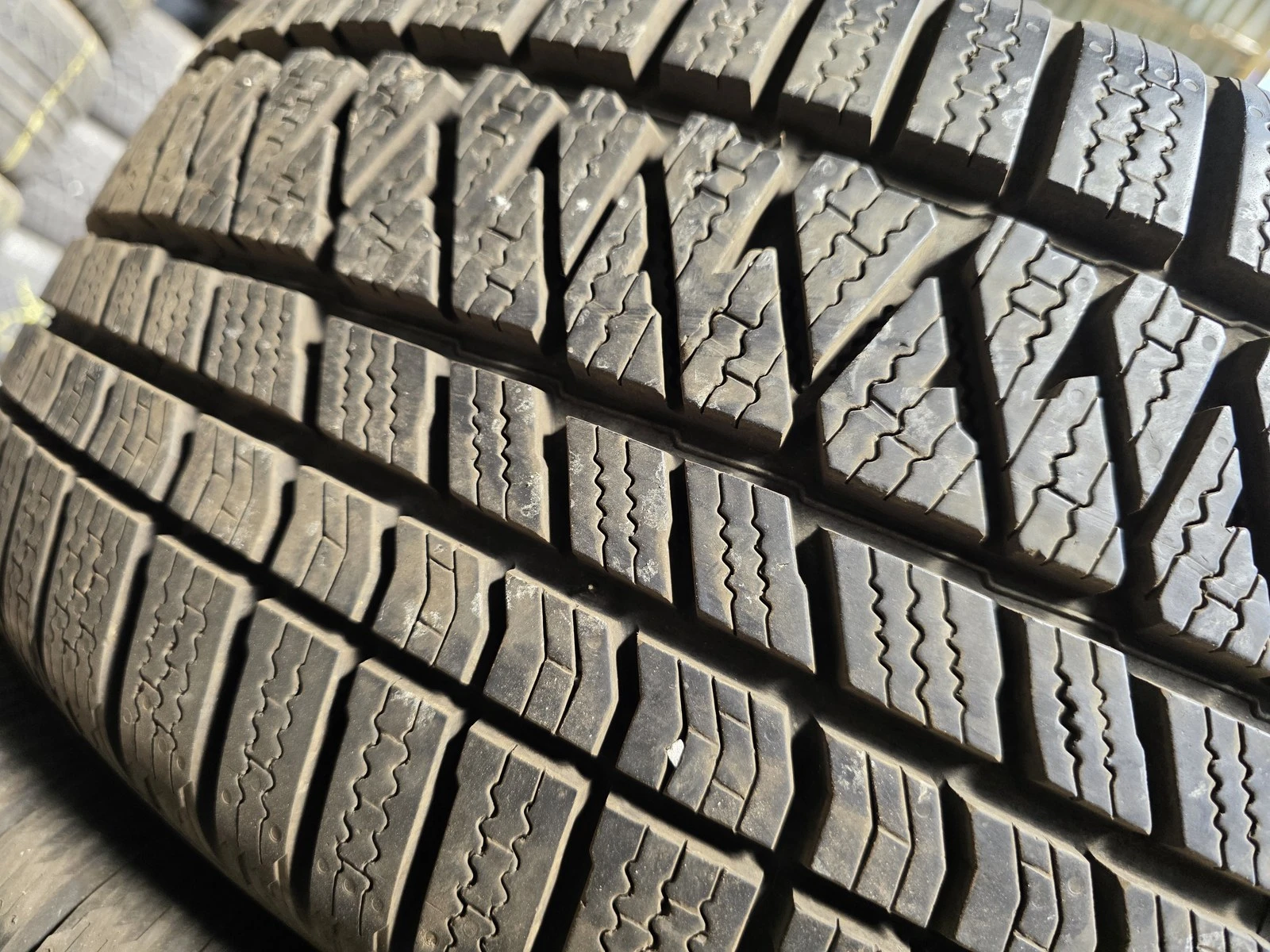 Гуми Зимни 235/50R19, снимка 3 - Гуми и джанти - 56663135