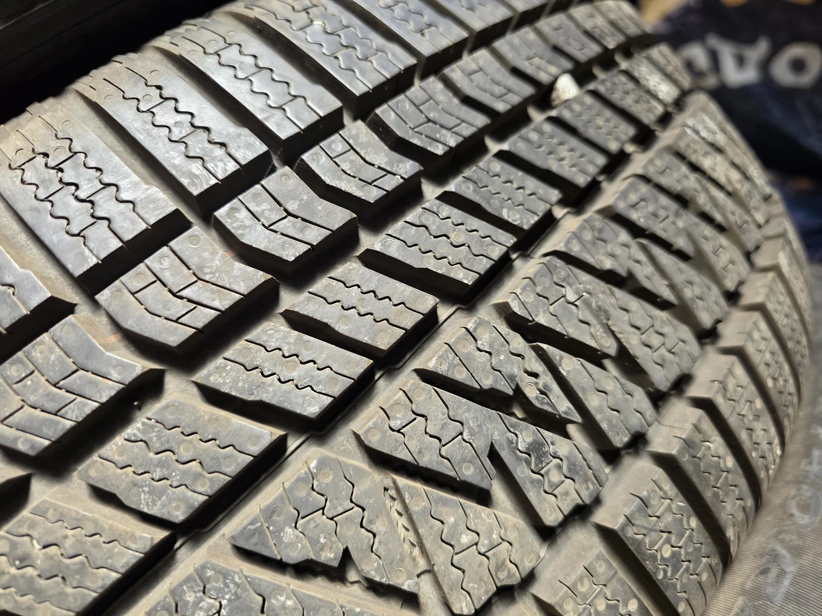 Гуми Зимни 235/50R19, снимка 6 - Гуми и джанти - 56663135