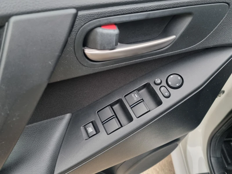 Mazda 3 2.0i ШВЕЙЦАРИЯ, снимка 13 - Автомобили и джипове - 52191865