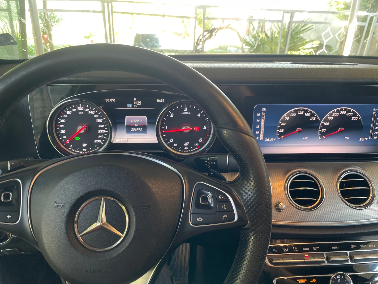 Mercedes-Benz E 220, снимка 9 - Автомобили и джипове - 55979313