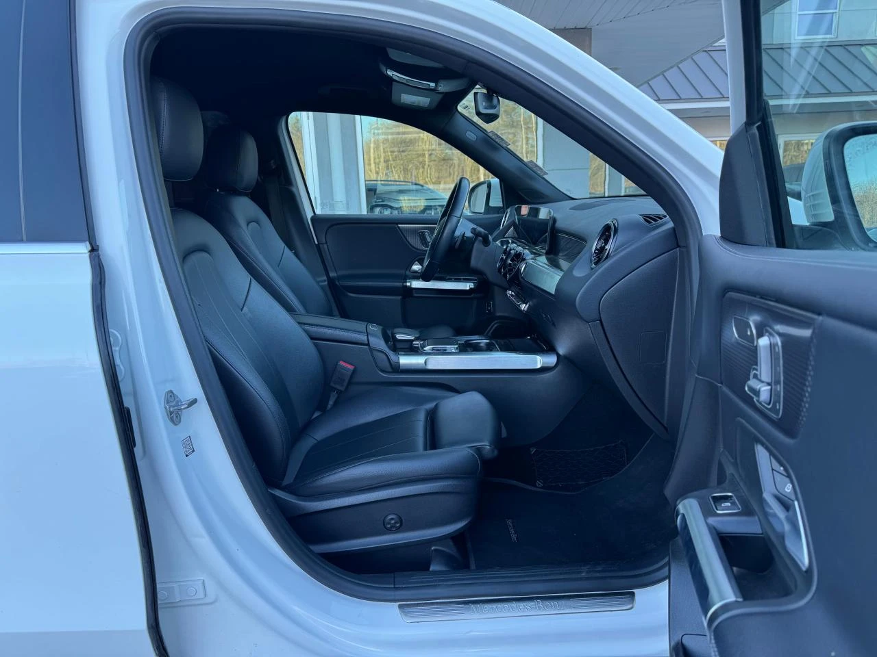 Mercedes-Benz GLB 250 4MATIC CARPLAY* ПОДГРЕВ* KEYLESS* ДИГ. ТАБЛО - изображение 5