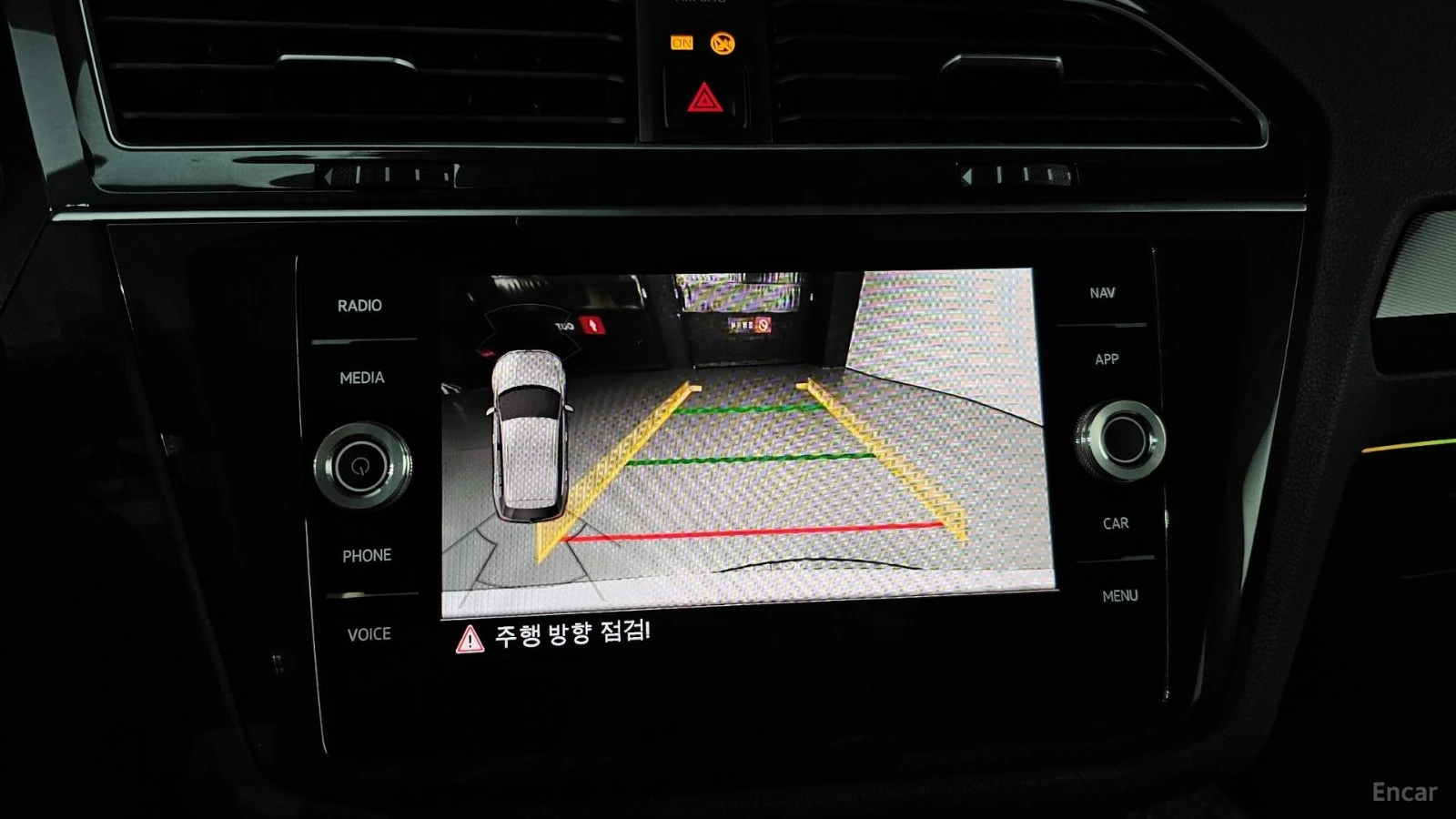 VW Tiguan 2.0 TDI PREMIUM* КОЖА* ПОДГРЕВ* КАМЕРА, снимка 12 - Автомобили и джипове - 55570358