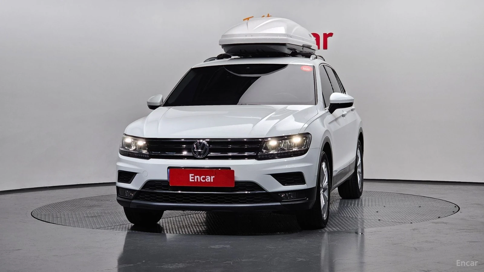 VW Tiguan 2.0 TDI PREMIUM* КОЖА* ПОДГРЕВ* КАМЕРА, снимка 3 - Автомобили и джипове - 55570358