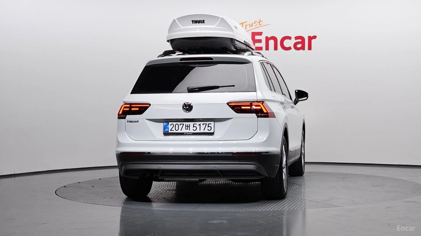 VW Tiguan 2.0 TDI PREMIUM* КОЖА* ПОДГРЕВ* КАМЕРА, снимка 4 - Автомобили и джипове - 55570358