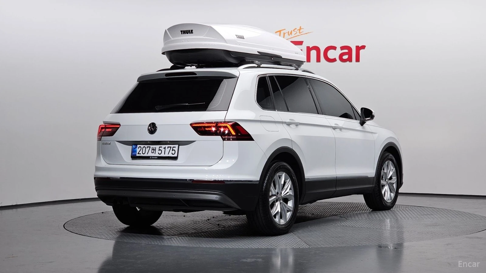 VW Tiguan 2.0 TDI PREMIUM* КОЖА* ПОДГРЕВ* КАМЕРА, снимка 2 - Автомобили и джипове - 55570358