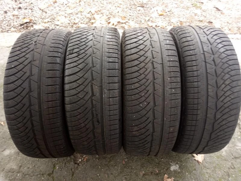 Гуми Зимни 235/55R17, снимка 1 - Гуми и джанти - 40098096