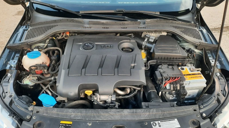 Skoda Rapid 1.6TDI Navi Xenon, снимка 16 - Автомобили и джипове - 52541182