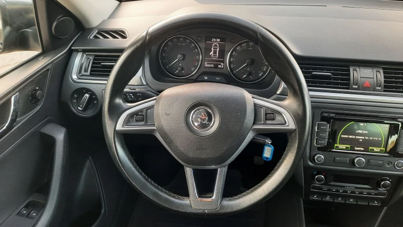 Skoda Rapid 1.6TDI Navi Xenon, снимка 11 - Автомобили и джипове - 52541182